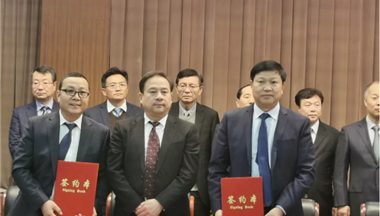 “龍頭齊(qi)業帶萬戶(hu)生(sheng)豬産(chan)業扶貧項(xiang)目(mu)”集(ji)中(zhong)簽約活動(dòng)在(zai)京舉